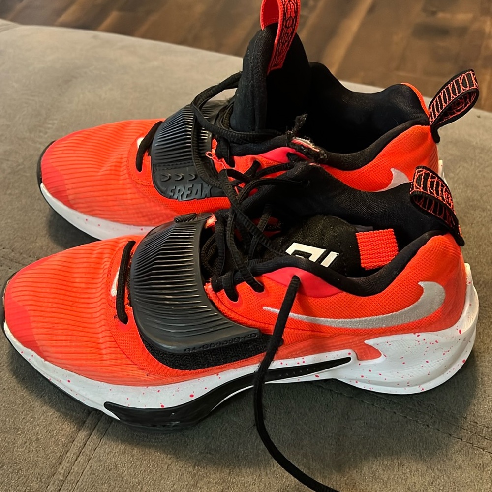 Nike Freak 3 Basketball shoes M 7/ W 8.5 (bright crimson, white and black)